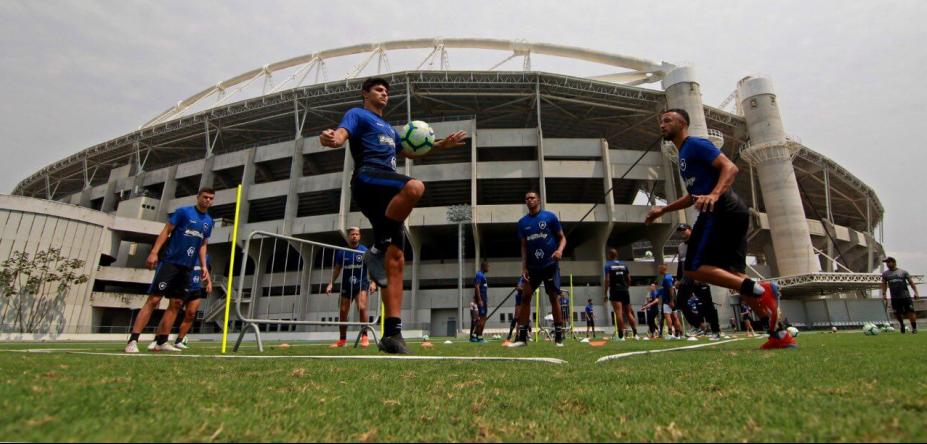 Desfalcado, Botafogo aposta no fator casa para superar o São Paulo no Brasileirão