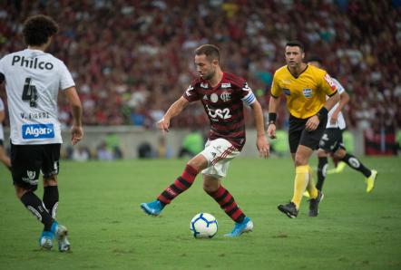 Com lesão no calcanhar, Everton Ribeiro é ausência do Flamengo diante do Cruzeiro