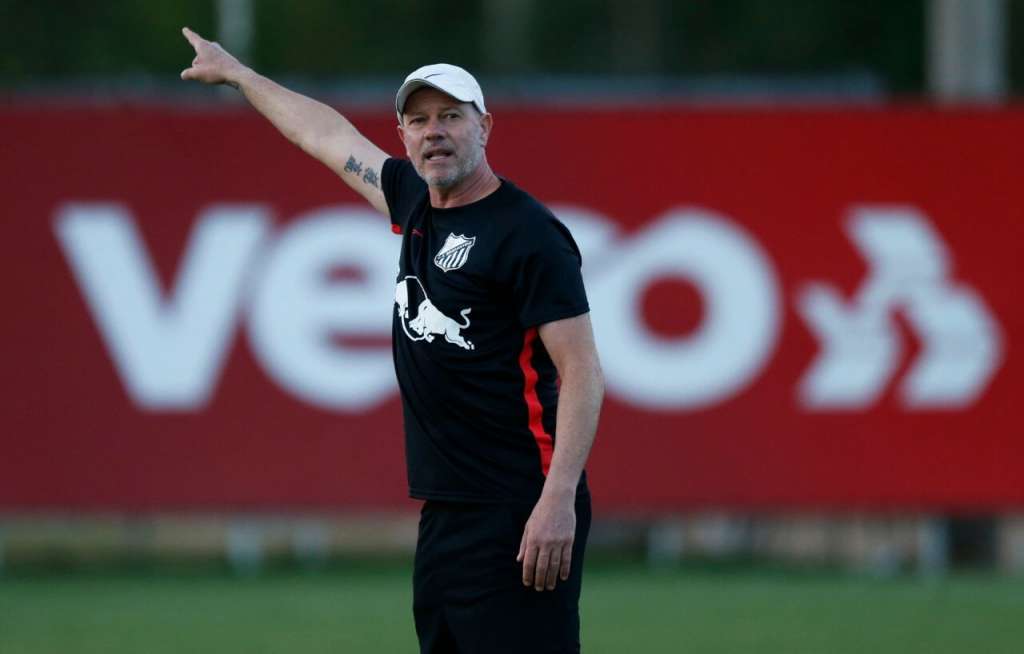 O técnico Antônio Carlos Zago tem algumas dúvidas para definir o Bragantino