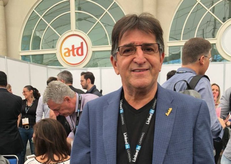 René Simões visita do CT do Nice e troca figurinhas com técnico campeão mundial em 1998