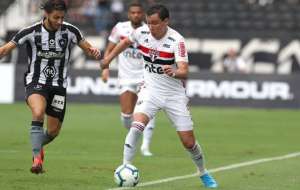 Atacante comemora gol pelo São Paulo e agradece zagueiro pela assistência