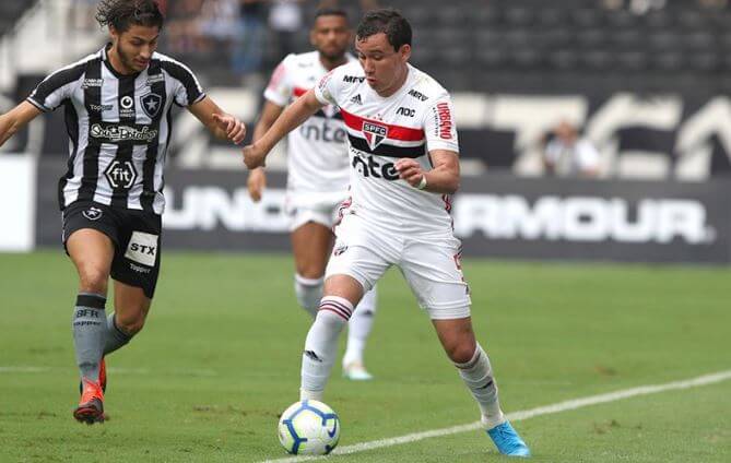 Atacante comemora gol pelo São Paulo e agradece zagueiro pela assistência