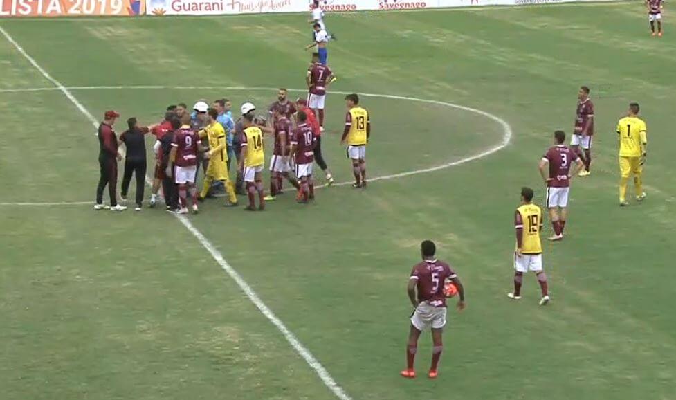 Árbitro foi cercado por jogadores e membros da comissão técnica do Juventus ao final do jogo