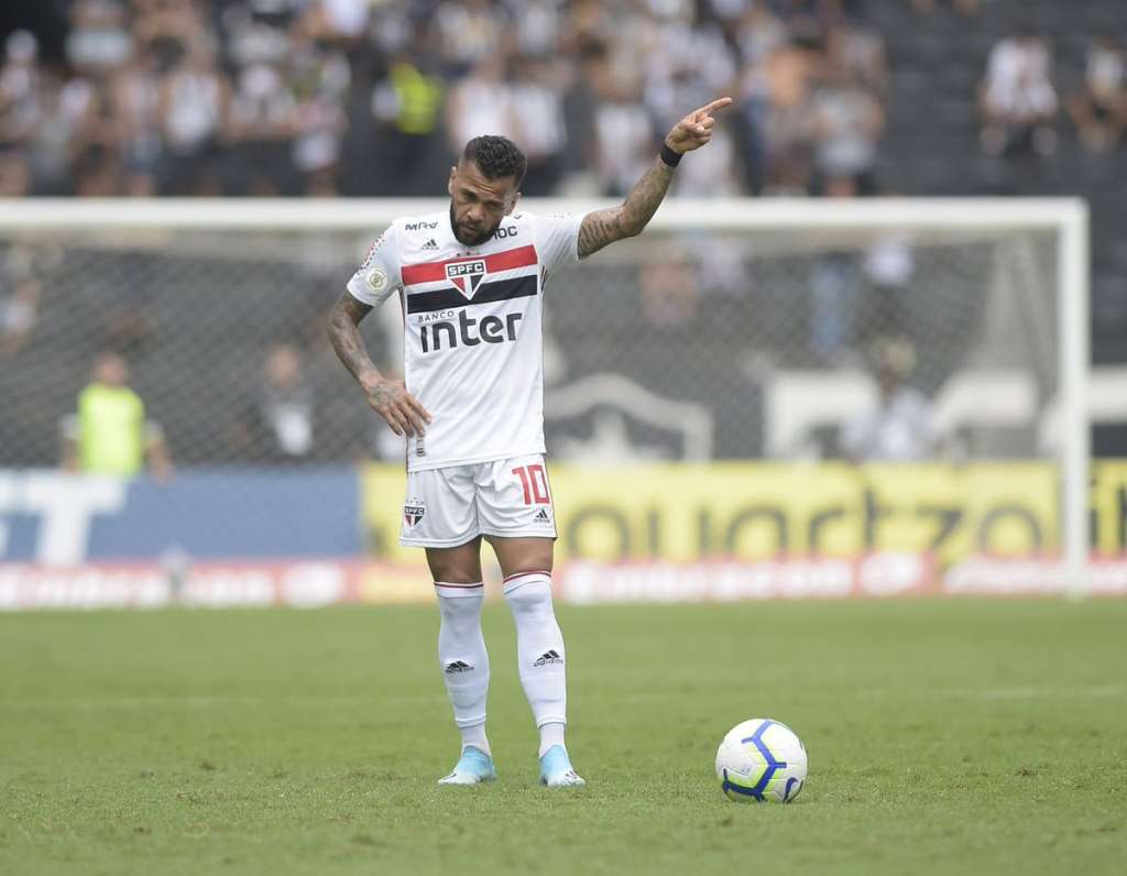 Daniel Alves brinca sobre atuar na lateral direita: 'É como andar de bicicleta'