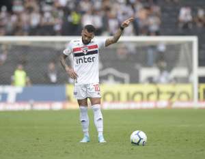 Daniel Alves brinca sobre atuar na lateral direita: 'É como andar de bicicleta'