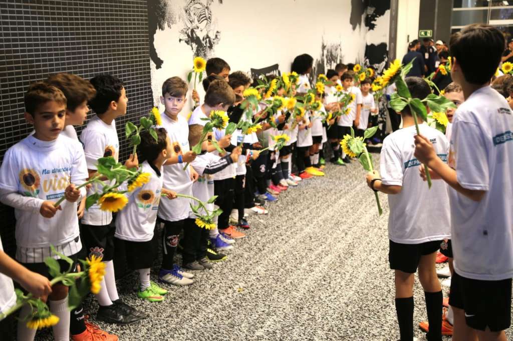 Corinthians espalha girassóis para alertar sobre depressão e suicídio 3 0002050417335 img