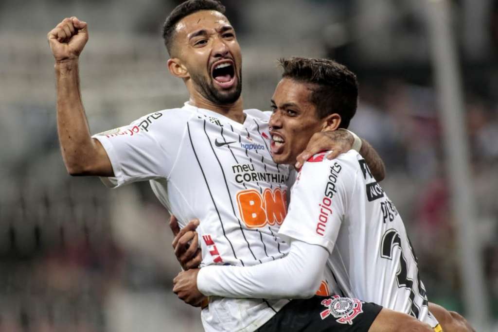 Clayson comemora vitória do Corinthians e desabafa: 'Aqui não tem moleque'