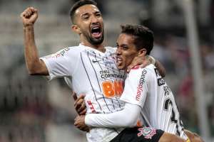 Clayson comemora vitória do Corinthians e desabafa: 'Aqui não tem moleque'
