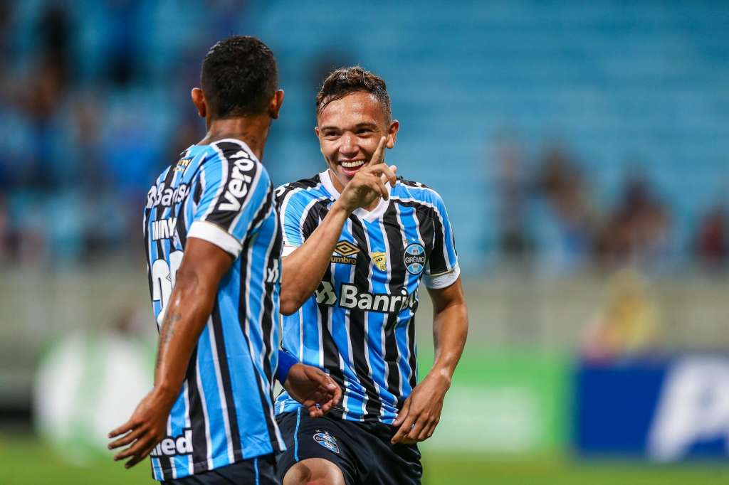 O atacante Pepê marcou o segundo gol do Grêmio na vitória sobre o Santos