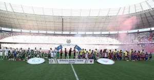 Jogo no Castelão tem confusão após ataque à faixa da organizada Mancha Alviverde