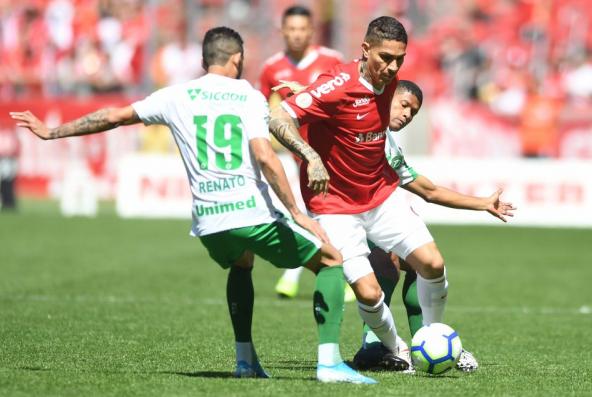 Guerrero disputa bola com a zaga da Chapecoense