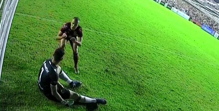 Série C: Atacante do Náutico provoca goleiro após converter pênalti e causa confusão