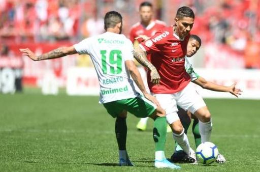 Atacante do Internacional ‘rouba’ camisa de volante da Chapecoense