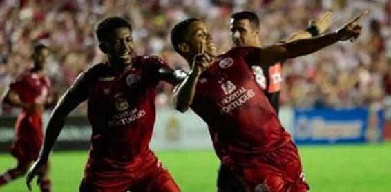 Álvaro marcou os dois gols do Náutico