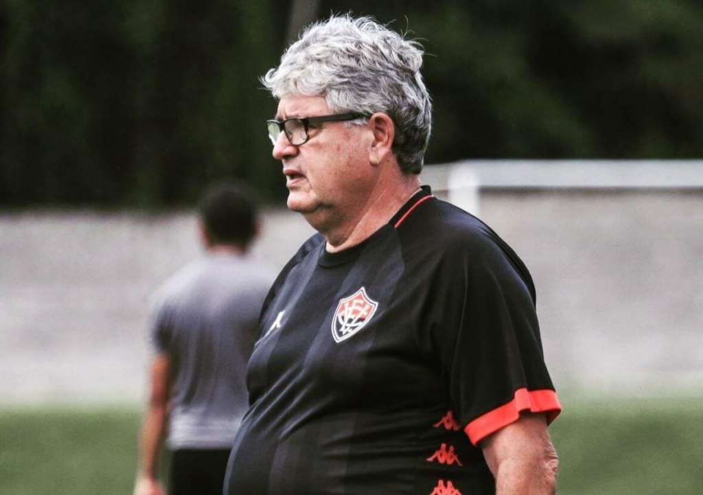 O técnico Geninho fez mistério em relação ao time do Vitória (Foto: Letícia Martins/Vitória)