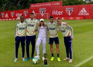 São Paulo treina com visita ao CT de skatista campeã mundial