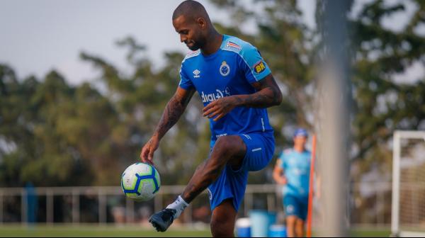 Após 3 jogos afastado, zagueiro está à disposição de Rogério Ceni para duelo no Ceará