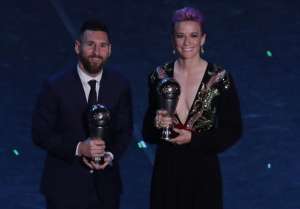 Megan Rapinoe discursa contra racismo e homofobia ao receber prêmio FIFA