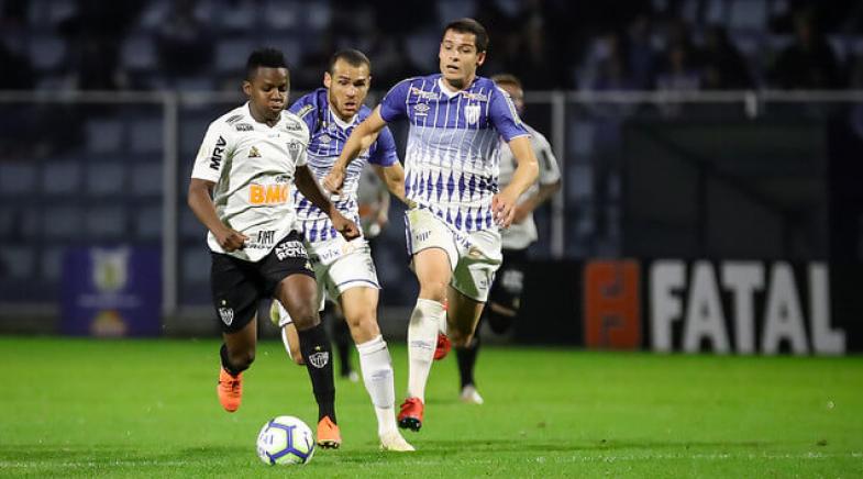 Avaí 1 x 0 Atlético-MG – Leão vence 1ª em casa, deixa lanterna e coloca pressão no Galo