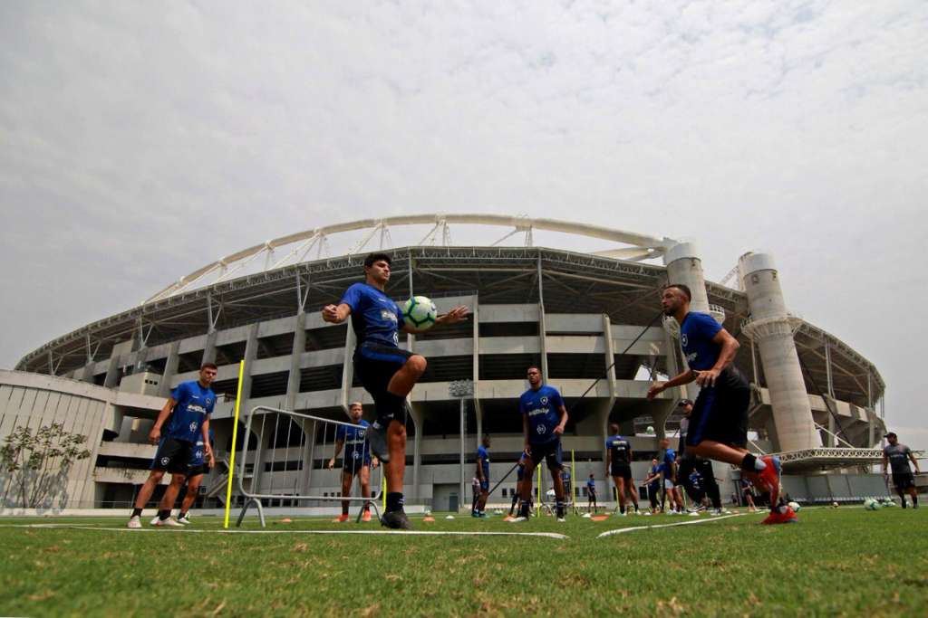 Com atacante e lateral suspensos, Botafogo terá várias novidades contra o Bahia