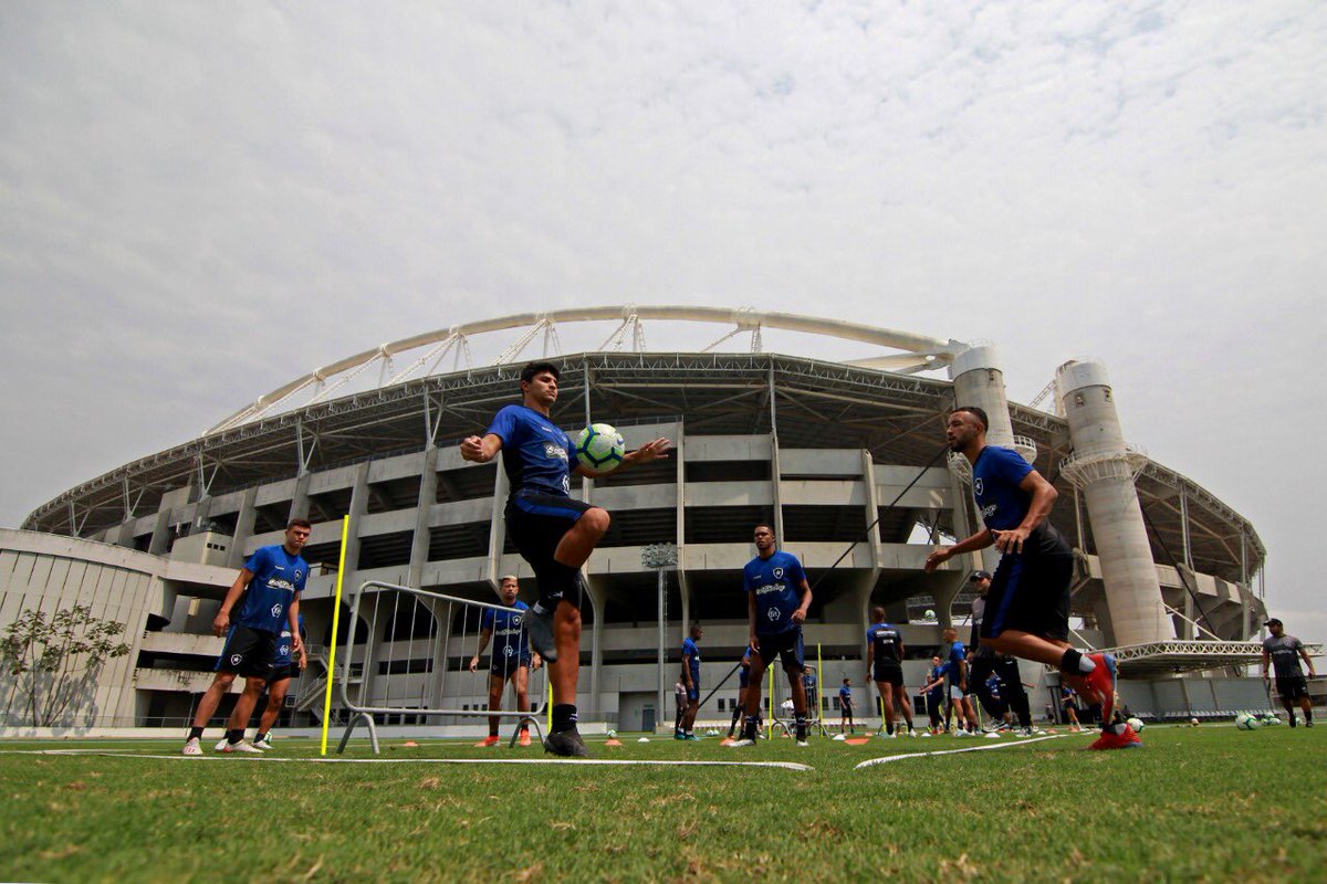 Com atacante e lateral suspensos, Botafogo terá várias novidades contra o Bahia