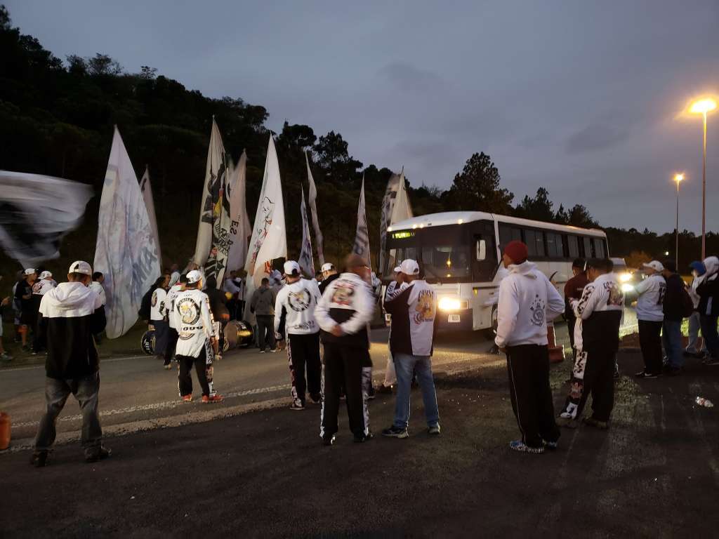 Torcedores do Corinthians prestigiaram delegação antes do embarque a Quito
