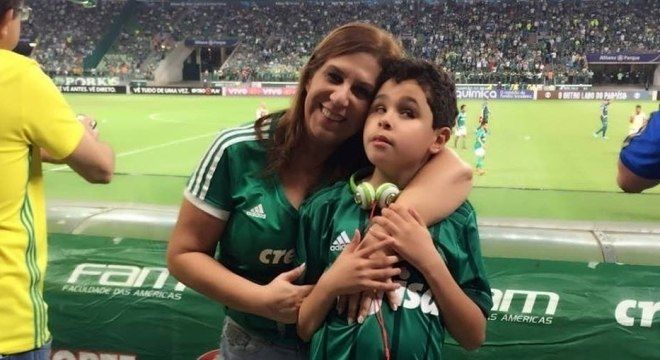Silvia Grecco conta como ela e filho Nickollas levaram prêmio de torcedor da Fifa