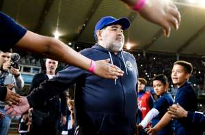 Argentino: Maradona no comando do Gimnasia conta com protestos, derrotas e homenagens