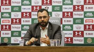 Após ter número vazado para torcedores, presidente do Fluminense desativa celular