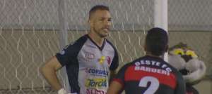 Ex-zagueiro do Corinthians protagoniza lambança com goleiro na Série B. CONFIRA!