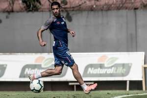 Ex-Palmeiras treina com bola e pode reforçar o Santos contra o Fluminense