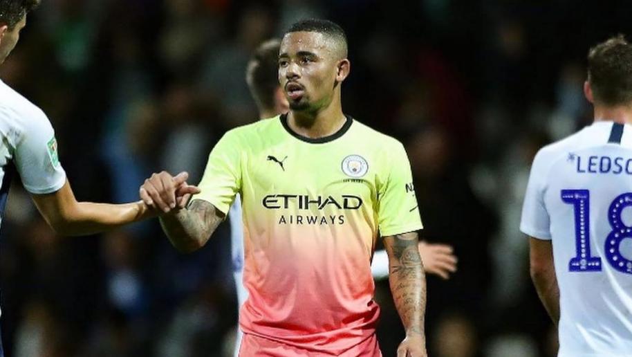 Gabriel Jesus marcou um dos gols da vitória do Manchester City e homenageou a sua amada Fernanda Queiroz