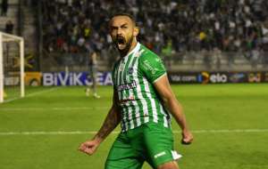 Na lanterna, Chapecoense acerta com atacante que subiu na Série C