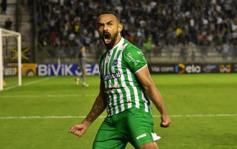 Na lanterna, Chapecoense acerta com atacante que subiu na Série C