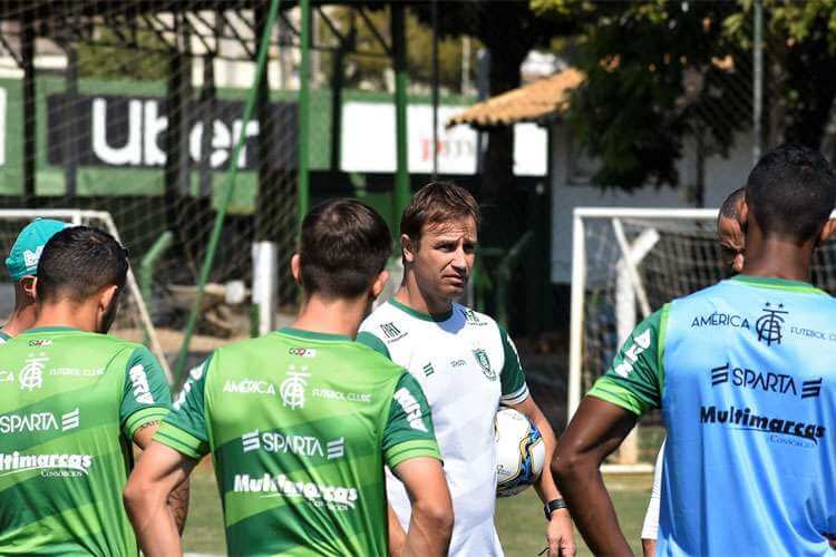 O técnico Felipe Conceição tirou o América-MG da lanterna e o colocou na briga pelo acesso