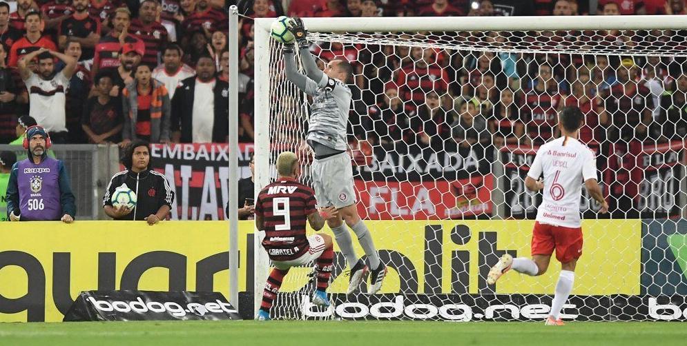 Lateral Uendel contesta expulsões e exalta organização do Inter com dois a menos