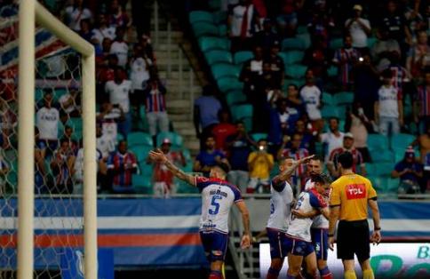 Bahia festeja gol de Artur