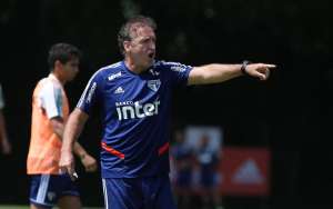 Após nova lesão de Toró, Cuca isenta médicos do São Paulo: 'Os caras dão a vida'