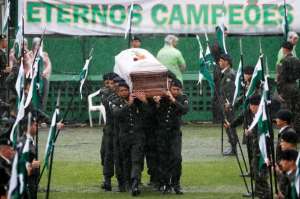 Família das vítimas da tragédia da Chapecoense protestam em Londres contra seguradora