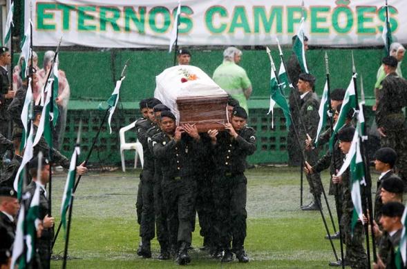 Família das vítimas da tragédia da Chapecoense protestam em Londres contra seguradora