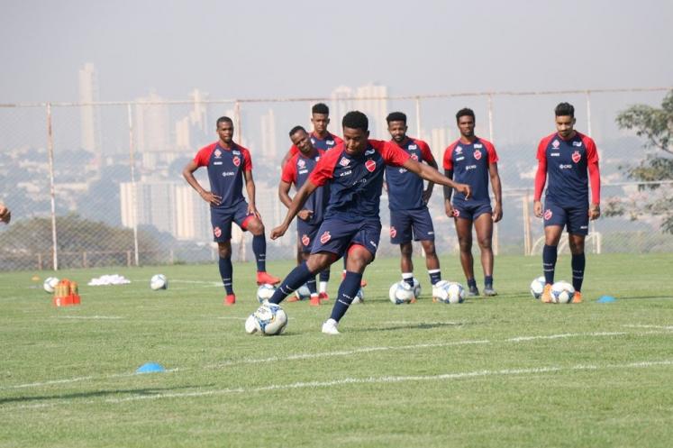 Vila Nova tentará encerrar jejum de mais de um ano sem vencer paranaenses na Série B