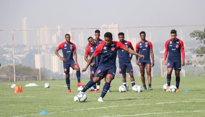 Marcelo Cabo tem uma série de problemas para escalar o Vila Nova. (Foto: Divulgação)