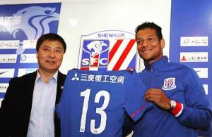 Vasco 'dribla' Flamengo e contrata o volante colombiano