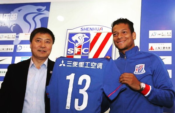 Vasco ‘dribla’ Flamengo e contrata o volante colombiano