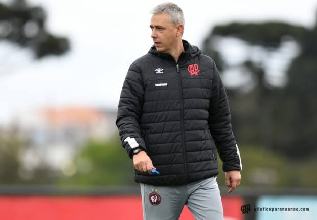 Técnico campeão da Copa do Brasil e ex-Guarani são especulados no São Paulo