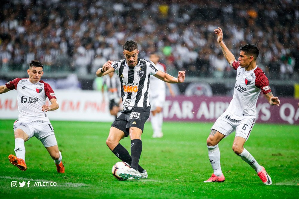 Atlético-MG 2 (3) x (4) 1 Colón-ARG – Galo vence, quebra jejum, mas cai nos pênaltis