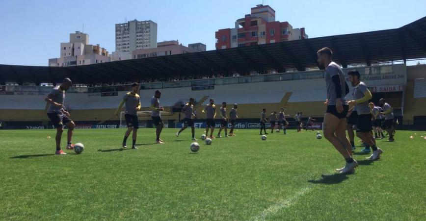 Com ex-seleção na lista, Criciúma libera oito jogadores e apresenta Roberto Cavalo