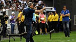 Treinador lamenta demissão do Fluminense e explica gesto obsceno a torcedores