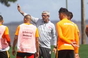 Zagueiro tem lesão muscular e aumenta lista de desfalques do Internacional