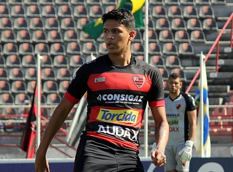 O zagueiro Conrado retorna após cumprir suspensão automática (Foto: Jefferson Vieira/Oeste FC)